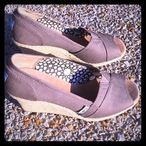 Toms peep-toe wedges New without tags